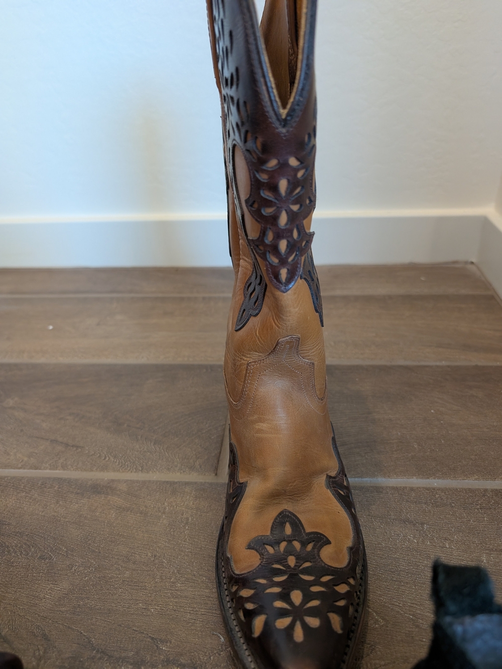 Old West Two-Tone Tan and Dark Brown Cutout Leather Heeled Cowboy Boots - Picture 7 of 11